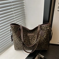 Leopard-Print Shopper mit braunen Lederriemen und modischem Vintage-Akzent - Grün
