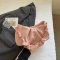 Bolso de nube plisado rosa con diseño elegante de volantes y detalle de logo dorado - Rosa