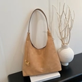 Bolso tote de piel PU marrón claro estilo Maillard con colgante de corazón y texto - Marrón