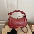 Bolso bandolera chic media luna rojo oscuro con asa anudada y acabado cuero liso - Rojo