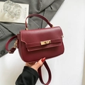 Minimalistische bordeauxrode vierkante handtas met gouden draaisluiting en schouderband - Rood