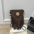 Borsa a tracolla boho marrone in scamosciato con nappe, borchie e fibbia dorata - Marrone