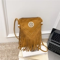 Borsa a sella etnica bohémien con borchie e lunghe nappe in pelle scamosciata marrone - Marrone