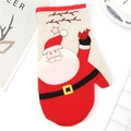 Detalle del bordado de Papá Noel en la manopla de cocina navideña roja y blanca - Gloves