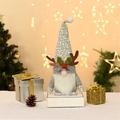 Weihnachtswichtel mit Geweih und grauem Blumenmuster-Hut für festliche Tischdekoration - Grauer Hut Geweih Stil