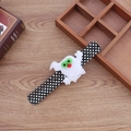 Détail du bracelet claque Halloween avec fantôme en peluche sur tissu noir à pois - Style fantôme non lumineux