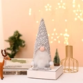 Gnomo di Natale di peluche con cappello grigio a maglia su scatola regalo bianca - Stile Barba Grigia