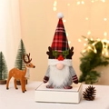 Gnomo di Natale con corna di renna e cappello scozzese rosso su base festiva - Stile barba