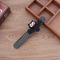 Détail d'un bracelet d'Halloween avec une peluche de chauve-souris sur bois - Style chauve-souris non lumineux