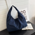 Minimalistische grote donkerblauwe nylon schoudertas met brede riem en ritssluiting - Marineblauw