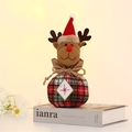 Detail der Weihnachts-Rentier-Geschenktüte mit Karomuster und flauschigem Rentierkopf - Kariert - Rentier