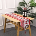 Détail du chemin de table de Noël avec motifs de couronnes et pompons rouges élégants - Style Couronne de Cloches
