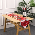 Chemin de table de Noël en tricot avec motifs d'arbres et de rennes sur une table - Style à Carreaux