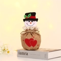 Detail der Weihnachts-Geschenktüte aus Jute mit Schneemann, Herzflicken und Spitze - Schneeflocken - Schneemann