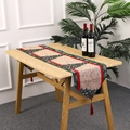 Chemin de table de Noël avec motifs de sapins tricotés et détails de pompons rouges - Sapin de Noël
