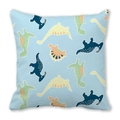 Quadratischer Kissenbezug mit niedlichen Cartoon-Dinosaurier-Mustern auf hellblauem Stoff - Hellblauer Hintergrund Voller Wiederholung Cartoon-Dinosaurier (37)