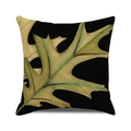 Détail de la texture en lin et imprimé feuille verte sur une housse de coussin noire - Feuille Vert Clair sur Noir (40)
