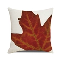 Détail de la housse de coussin en lin avec imprimé feuille d'érable sur tissu beige - Érable à Main Levée Rouge Brun (31)