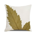 Détail d'une housse de coussin carrée avec une grande feuille d'automne sur tissu crème - Impression Artistique de Feuille en Dents de Scie (30)