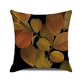 Détail de feuilles d'automne sur une taie d'oreiller noire carrée pour décor automnal - Feuilles d'Automne Jaunes Flétries sur Noir (34)