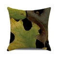 Détail de la texture tissée de qualité sur la housse de coussin décorative d'automne - Feuilles Vertes Jaunes Flétries sur Noir (35)