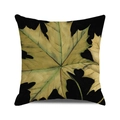 Texture détaillée du motif de feuilles d'érable d'automne sur une housse de coussin - Feuille d'Érable Jaune Verte sur Noir (39)