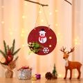 Detail der Weihnachtsdekoration mit Karomuster, 3D-Schneemann und künstlichem Grün - Roter Schneemann