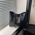 Grand sac cabas en cuir noir avec logo doré et bandoulières réglables pour femme, style chic - Noir