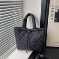 Sac fourre-tout noir matelassé avec broderie cœur et cordon de serrage pour femme - Noir
