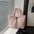 Sac cabas matelassé rose clair avec broderies cœur et cordon de serrage - Rose
