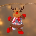 Détail d'un renne en peluche avec nez rouge suspendu à une branche pour Noël - Cerf