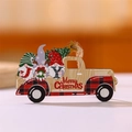 Dettaglio di ciondolo auto natalizia in legno con gnomi e scritta JOY decorativa - Stile Tre Gnomi