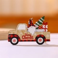 Dettaglio decorazione natalizia in legno a forma di camion con gnomo, albero e testo - Gnomo con Mani Alzate