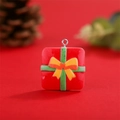 Makroansicht eines roten Weihnachts-Geschenkanhängers mit grünem Band für DIY Schmuck - Geschenkbox-Stil (10 Groß)