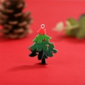 Makroaufnahme eines Weihnachtsbaum-Anhängers aus Harz mit Sterndetail auf rotem Grund - Flacher Weihnachtsbaum-Stil (8 Groß)