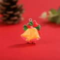 Nahaufnahme von Weihnachtsglocken-Anhänger mit roter Schleife und Stechpalmenblättern - Doppelglocken-Stil (7 Groß)