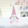 Détail du chapeau de gnome en tricot rose avec paillettes sur un tapis en peluche - Style Assis (Barbe Blanche)