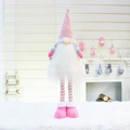 Détail d'un gnome de Noël rose avec jambes rayées sur un tapis blanc moelleux - Style Debout (Barbe Blanche)