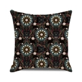 Détail de la housse de coussin bohème avec des motifs mystiques symétriques - Style Papillon De Nuit Noir Mystérieux (15)