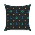 Dettagli di motivi di ancora e timone su un copricuscino in poliestere blu scuro - Serie Nautica Scura / 45x45 cm