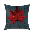 Housse de coussin carrée avec motif de feuille d'érable sur fond bleu foncé - Feuille d'Érable Rouge Réaliste sur Bleu Foncé (10)