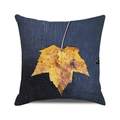Housse de coussin carrée avec motif de feuille d'érable jaune sur fond de bois noir - Érable Jaune avec Grain de Bois sur Noir (12)