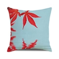 Housse de coussin d'automne bleue avec motif de feuille d'érable rouge et reflet - Érable Rouge avec Reflet dans l'Eau (21)