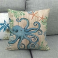 Detailansicht der Oktopus- und Seestern-Prints auf strukturiertem Leinen-Kissenbezug - Handgemalter blauer Oktopus (4)