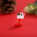 Macro-opname van mini-kerstsok van hars met rode stippen voor DIY-sieradenaccessoires - Stippen Kerstsok (17)