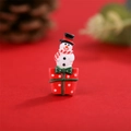 Macro-detail van hars sneeuwpop op rode polkadot geschenkdoos voor Kerstmis DIY-knutselen - Sneeuwpop op Cadeauverpakking (14)