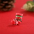 Macro-opname van rode kerstsok hars bedeltje voor DIY handwerk en versieringen - Getextureerde Kerstsok (9)