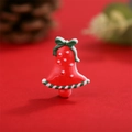 Macro-opname van feestelijke rode kerstbel van hars met groene strik en witte stippen - Rode Feestelijke Bel (15)