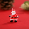 Gedetailleerde close-up van een miniatuur Kerstman van hars voor kerstknutselwerkjes - Kerstman in Tuinbroek (13)