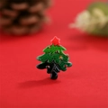 Detailopname van een groene kerstboomhars-patch voor DIY-knutselen op rode achtergrond - Gelaagde Kerstboom (8)